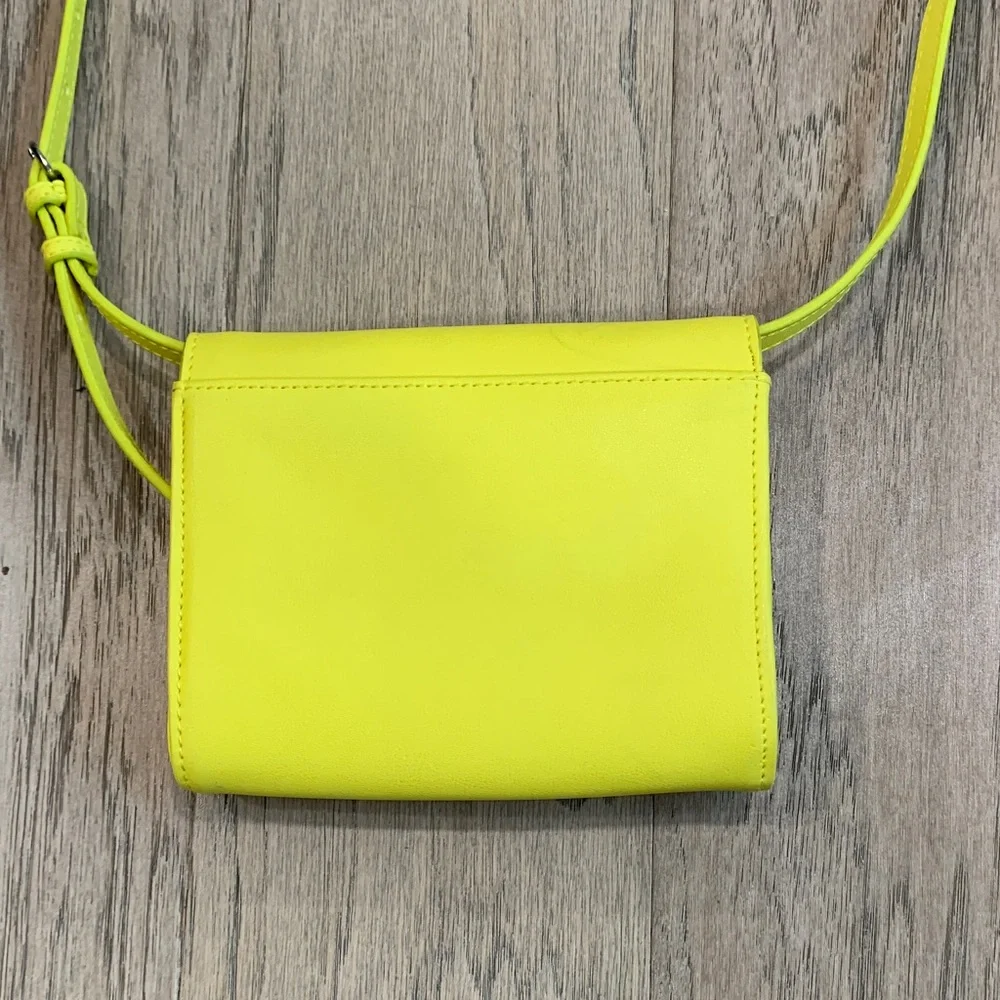 NWOT Stella & Dot Neon Yellow Perforated Crossbody Bag - Picture 3 of 7